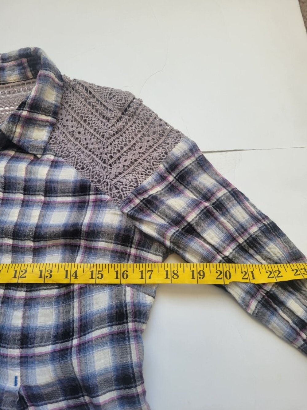 Free People plaid button-down shirt featuring crochet lace on the shoulder SZ L - Picture 9 of 11